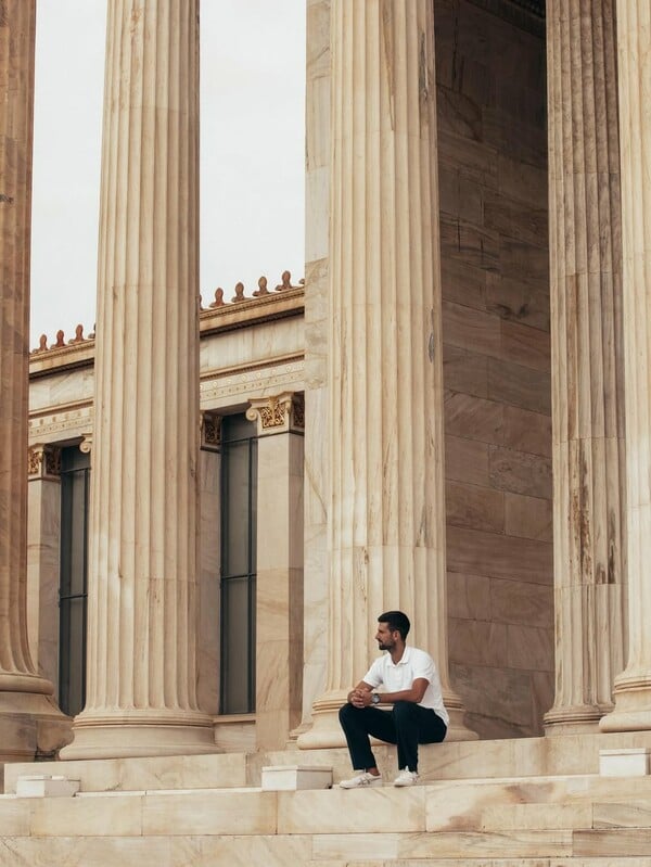 Ο Νόβακ Τζόκοβιτς φωτογραφίζεται στην Ακαδημία Αθηνών: «Γεμίζοντας με λίγη ενέργεια Έλληνα Θεού»