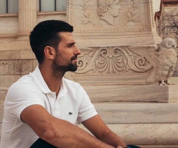 Ο Νόβακ Τζόκοβιτς φωτογραφίζεται στην Ακαδημία Αθηνών: «Γεμίζοντας με λίγη ενέργεια Έλληνα Θεού»