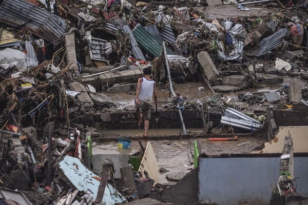 Τουλάχιστον 26 νεκροί από τον τυφώνα Kalmaegi στις Φιλιππίνες - Συνετρίβη ελικόπτερο διάσωσης