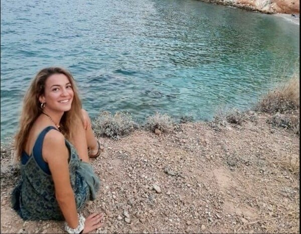 Γυναικοκτονία στη Φολέγανδρο: Ο δράστης ζητά ελαφρυντικά – «Δεν έχει ζητήσει ούτε ένα συγγνώμη» λέει η μητέρα της Γαρυφαλλιάς