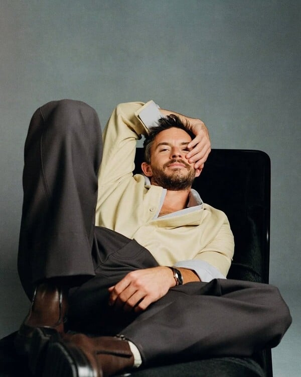 Τζόναθαν Μπέιλι: Ποιος είναι ο ηθοποιός που ανακηρύχθηκε από το People ως ο πιο σέξι άνδρας για το 2025