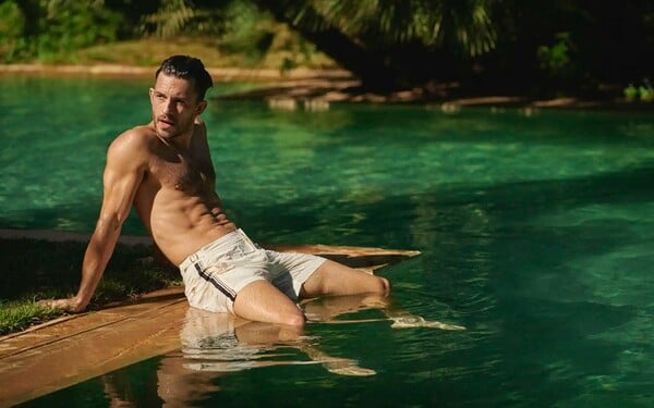 Τζόναθαν Μπέιλι: Ο πιο σέξι άνδρας για το 2025, σύμφωνα με το People