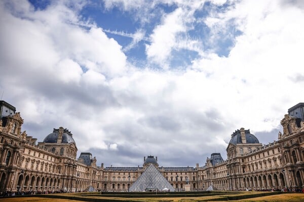 ΛΟΥΒΡΟ ΛΗΣΤΕΙΑ