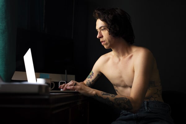 Choking: Η Βρετανία απαγορεύει τη πορνογραφία με σκηνές στραγγαλισμού