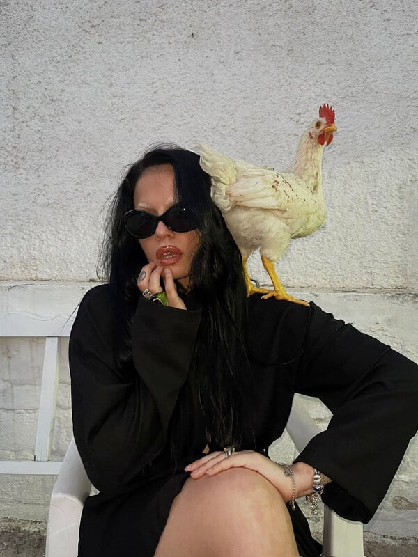 Η Αναστασία λατρεύει τον Μιμίκο. Αντέχει ακόμα και τα «κικιρίκου» του