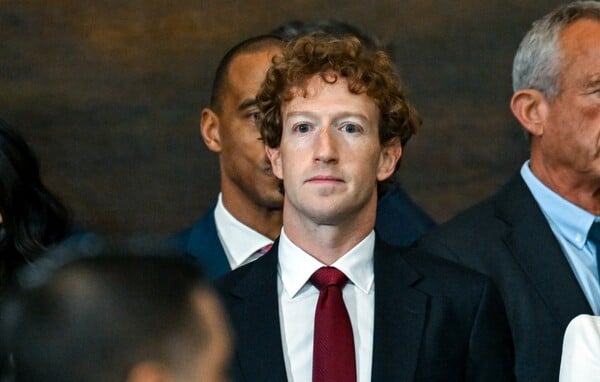 «Σεξιστικός» ο αλγόριθμος του Facebook που προβάλλει θέσεις εργασίας, σύμφωνα με πόρισμα της γαλλικής Αρχής Ισότητας