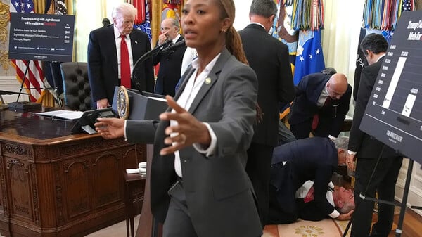 Εκπρόσωπος φαρμακοβιομηχανίας κατέρρευσε κατά τη διάρκεια συνέντευξης Τύπου του Τραμπ