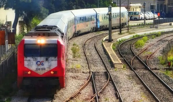Τρένο προς Λάρισα μπήκε σε λάθος γραμμή – «Κάτι έγινε με το κλειδί», είπε υπάλληλος