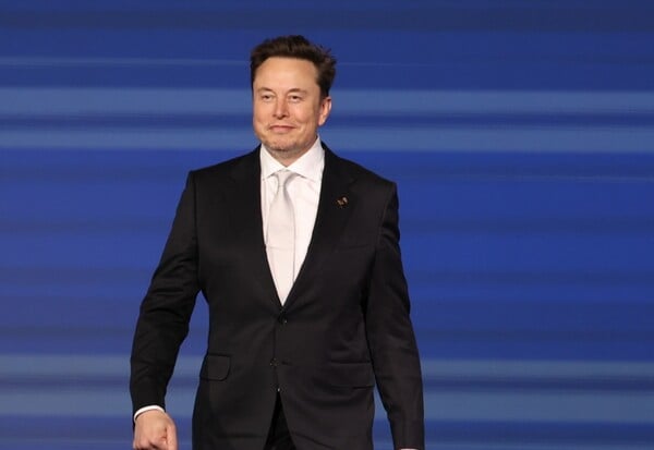 ΕΛΟΝ ΜΑΣΚ 1 ΤΡΙΣ ΔΟΛΑΡΙΑ