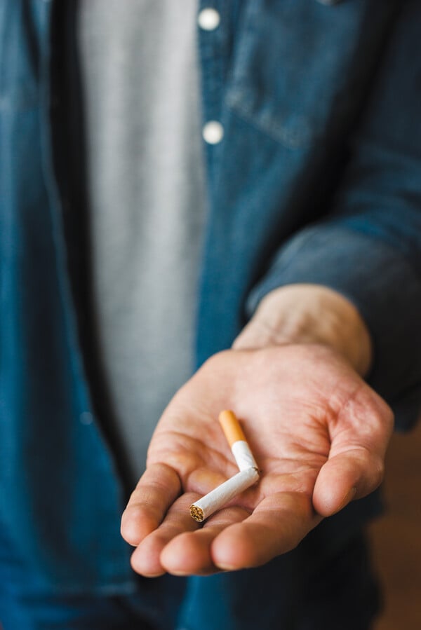 Παγκοσμίως, 1 στους 5 ενήλικες εξακολουθεί να καπνίζει