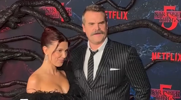 Μίλι Μπόμπι Μπράουν και Ντέιβιντ Χάρμπορ ποζάρουν αγκαλιά μετά το δημοσίευμα ότι τον κατήγγειλε για παρενόχληση