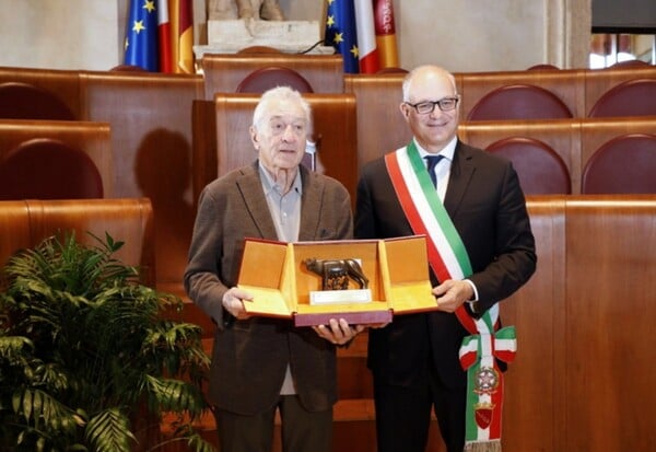 ΡΟΜΠΕΡΤ ΝΤΕ ΝΙΡΟ ΛΥΚΑΙΝΑ ΚΑΠΙΤΩΛΙΟΥ ΜΑΜΝΤΑΝΙ