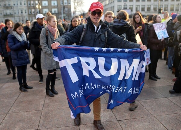 ΝΙΚ ΦΟΥΕΝΤΕΣ ΝΤΟΝΑΛΝΤ ΤΡΑΜΠ