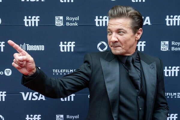 Σκηνοθέτιδα κατηγορεί τον Τζέρεμι Ρένερ ότι «έστελνε άσεμνες φωτογραφίες και την απείλησε, ότι θα καλέσει την ICE»