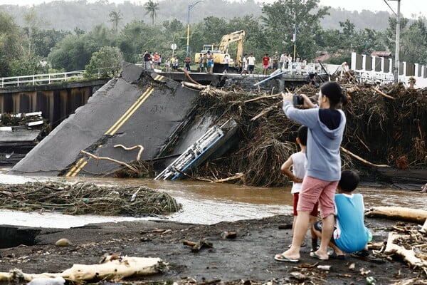 ΦΙΛΙΠΠΙΝΕΣ ΥΠΕΡΤΥΦΩΝΑΣ