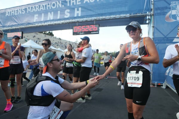 42ος Αυθεντικός Μαραθώνιος Αθηνών: Οι προτάσεις γάμου στον τερματισμό 