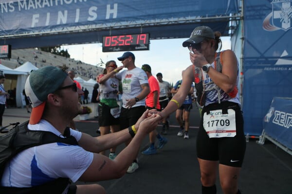 42ος Αυθεντικός Μαραθώνιος Αθηνών: Οι προτάσεις γάμου στον τερματισμό 
