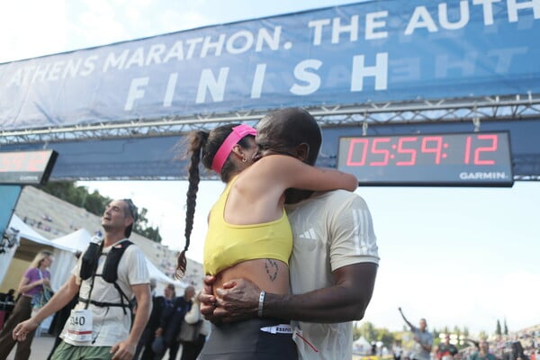 42ος Αυθεντικός Μαραθώνιος Αθηνών: Οι προτάσεις γάμου στον τερματισμό 
