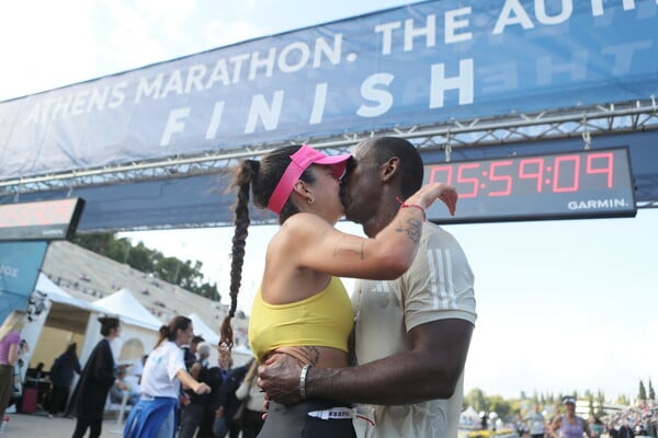 42ος Αυθεντικός Μαραθώνιος Αθηνών: Οι προτάσεις γάμου στον τερματισμό 