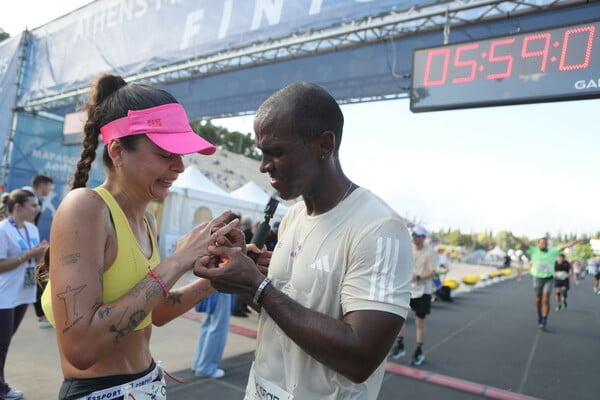 42ος Αυθεντικός Μαραθώνιος Αθηνών: Οι προτάσεις γάμου στον τερματισμό 