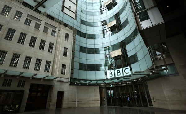 BBC: Παραιτήθηκαν γενικός διευθυντής και CEO μετά τις επικρίσεις για το μοντάζ σε ομιλία του Τραμπ 