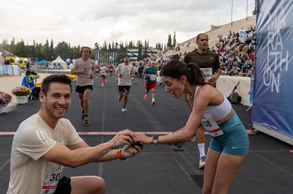 42ος Αυθεντικός Μαραθώνιος Αθηνών: Η στιγμή που δρομέας κάνει πρόταση γάμου στη σύντροφό του
