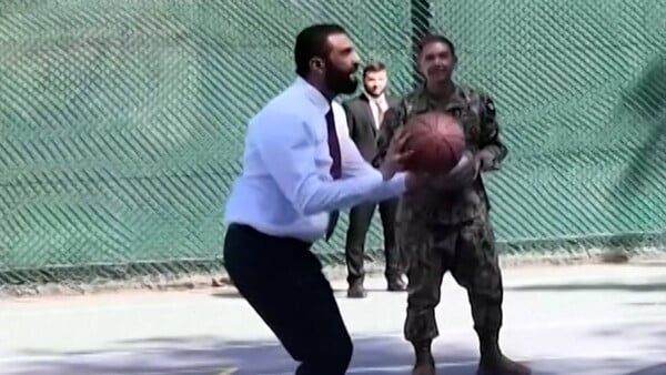 Ο αλ-Σαράα παίζει μπάσκετ με Αμερικανούς αξιωματούχους ενόψει της συνάντησης με τον Τραμπ