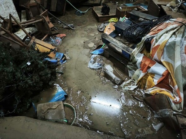 Κακοκαιρία: Ξεχείλισε ρέμα στη Λακωνία και παρέσυρε αυτοκίνητο – Δρόμοι «ποτάμια» στη Βόνιτσα