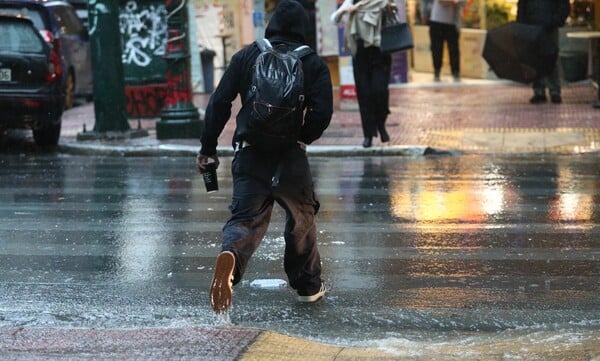 Η διαδρομή της κακοκαιρίας της επόμενες ώρες: Πλημμύρισαν δρόμοι και ξεριζώθηκαν δέντρα