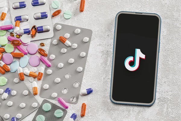 Επικίνδυνη «μόδα» στο Tik Tok με εφήβους να καταναλώνουν φάρμακα