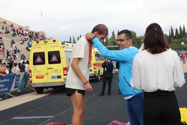 Το μεγαλύτερό βήμα τους μέχρι το επόμενο έκαναν οι δρομείς του 42ου Αυθεντικού Μαραθωνίου της Αθήνας