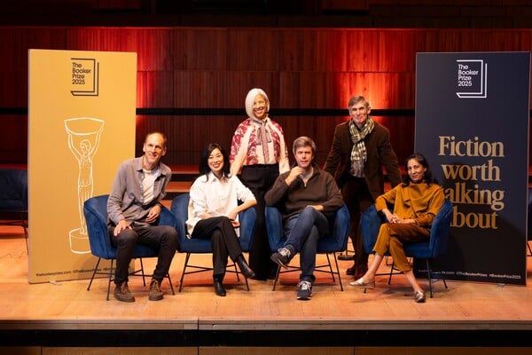 Βραβείο Booker 2025: Νικητής ο Ουγγροβρετανός David Szalay για το «σκοτεινό μυθιστόρημα» Flesh