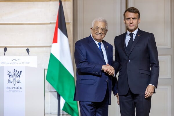 Μακρόν και Αμπάς συγκροτούν επιτροπή για νέο Σύνταγμα της Παλαιστίνης