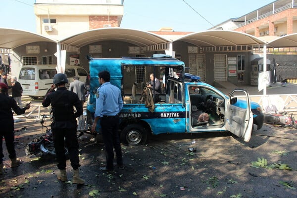 Οι Ταλιμπάν του Πακιστάν ανέλαβαν την ευθύνη για την επίθεση αυτοκτονίας στο Ισλαμαμπάντ – 12 νεκροί