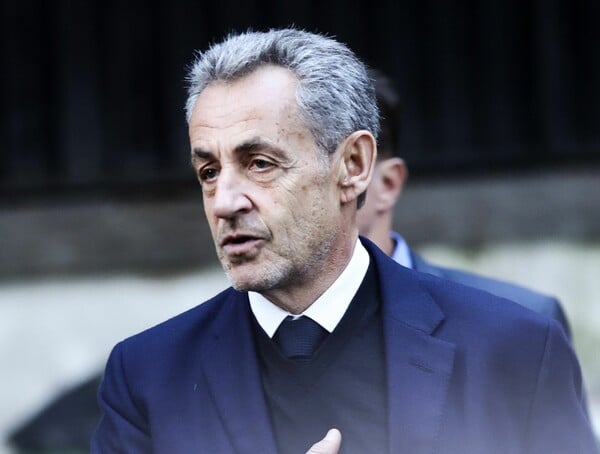 Οι 20 ημέρες του Σαρκοζί στη φυλακή: «Έτρωγε μόνο γιαούρτια γιατί φοβόταν, δεχόταν απειλές»