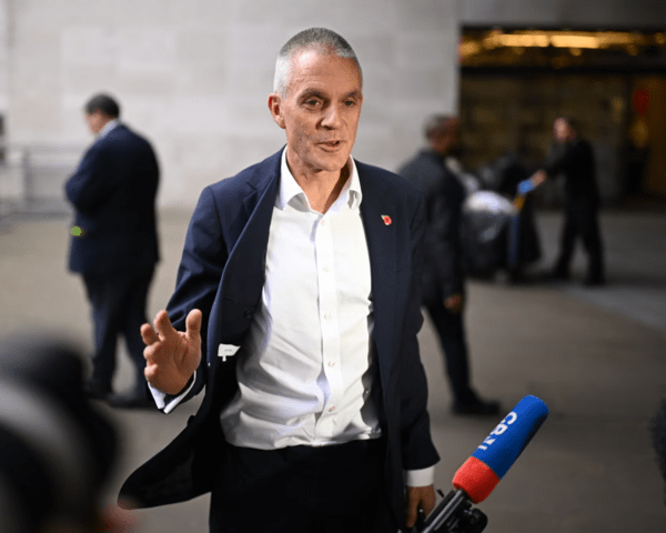 «Η ελευθερία του Τύπου δέχεται πίεση»: Ο Τιμ Ντέιβι προειδοποιεί, ενώ ο Τραμπ απειλεί το BBC με αγωγή 1 δισ. δολαρίων