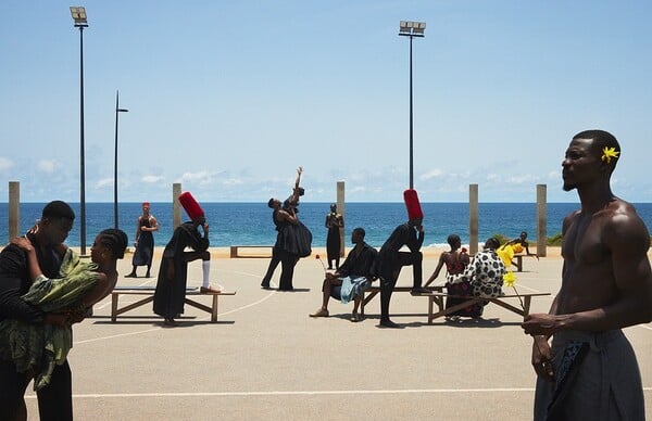  Αν δεν μπορείς να μας νικήσεις, θα μας κοιτάς/ από τον Πάνο Μιχαήλ