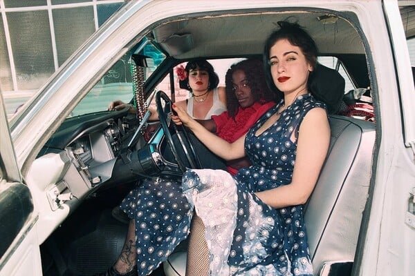  Αν δεν μπορείς να μας νικήσεις, θα μας κοιτάς/ από τον Πάνο Μιχαήλ