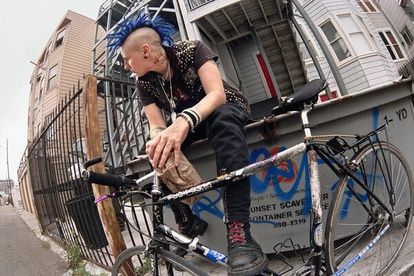  Αν δεν μπορείς να μας νικήσεις, θα μας κοιτάς/ από τον Πάνο Μιχαήλ