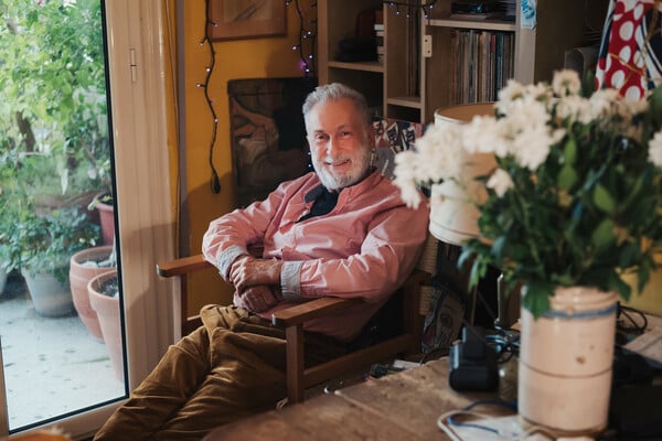 Ένας ύμνος για την γκέι αγάπη και τη φιλία σε έναν κόσμο όπου θερίζει το Aids