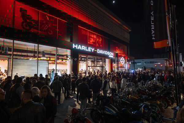 Η Harley Davidson γιόρτασε τα εγκαίνια του νέου καταστήματος με ένα εντυπωσιακό opening