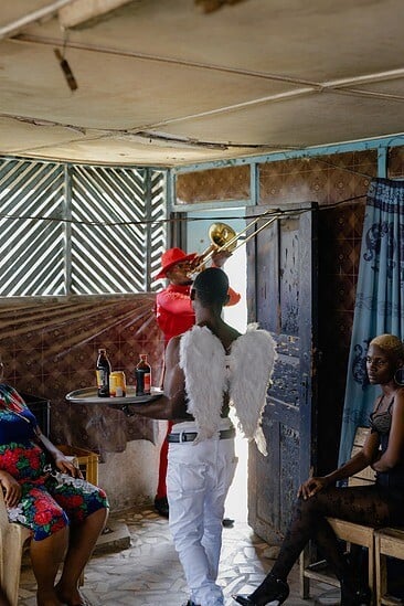  Αν δεν μπορείς να μας νικήσεις, θα μας κοιτάς/ από τον Πάνο Μιχαήλ