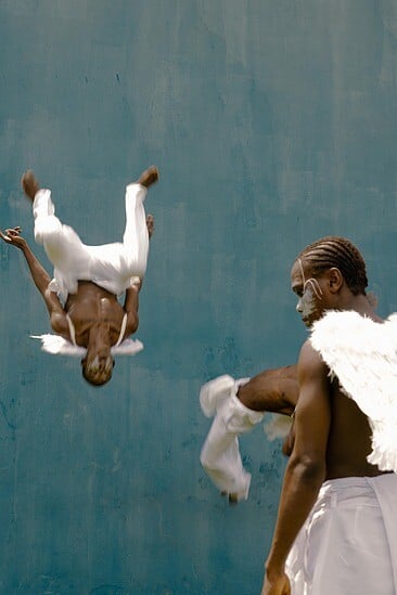  Αν δεν μπορείς να μας νικήσεις, θα μας κοιτάς/ από τον Πάνο Μιχαήλ