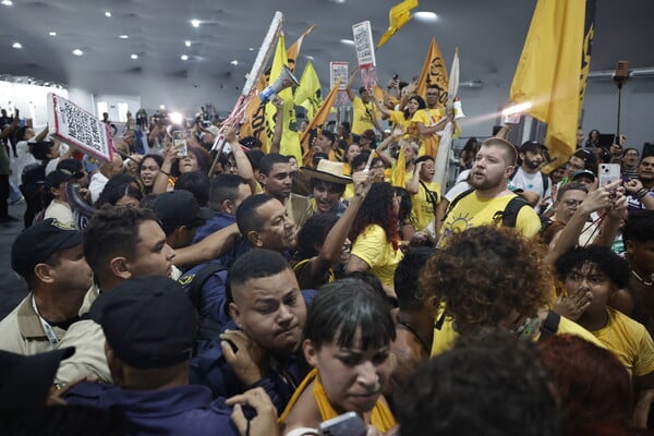 Επεισόδια στη Διάσκεψη COP30 στη Βραζιλία – Αυτόχθονες εισέβαλαν στο συνεδριακό κέντρο του ΟΗΕ