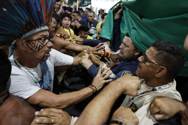 Επεισόδια στη Διάσκεψη COP30 στη Βραζιλία – Αυτόχθονες εισέβαλαν στο συνεδριακό κέντρο του ΟΗΕ