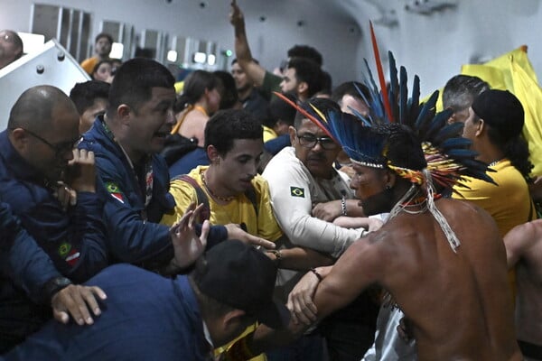 Επεισόδια στη Διάσκεψη COP30 στη Βραζιλία – Αυτόχθονες εισέβαλαν στο συνεδριακό κέντρο του ΟΗΕ