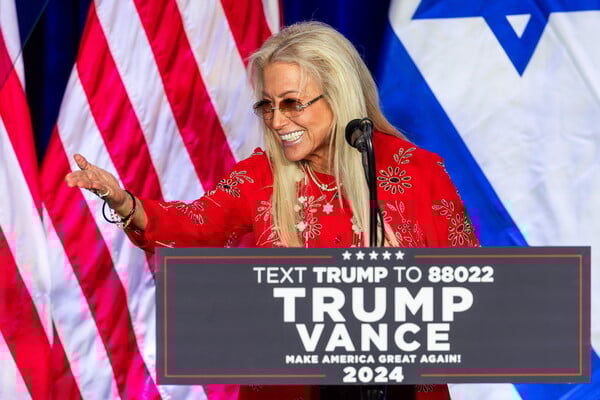 Η «λίστα των φίλων»: Ποιοι χρηματοδοτούν την πολυτελή αίθουσα του Τραμπ στον Λευκό Οίκο