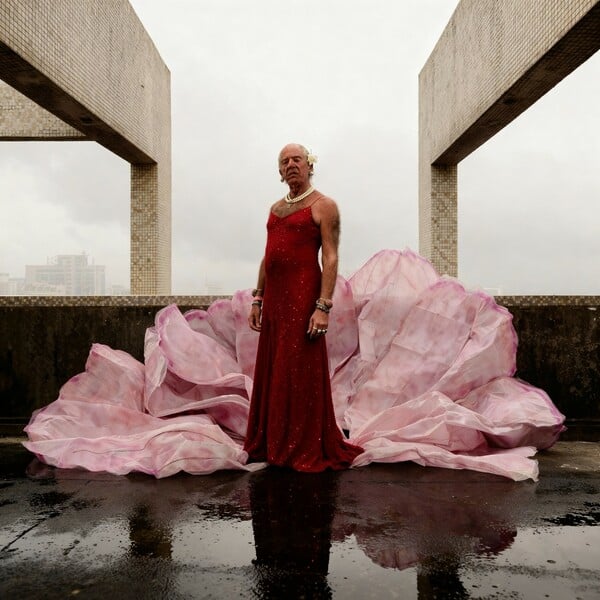  Αν δεν μπορείς να μας νικήσεις, θα μας κοιτάς/ από τον Πάνο Μιχαήλ