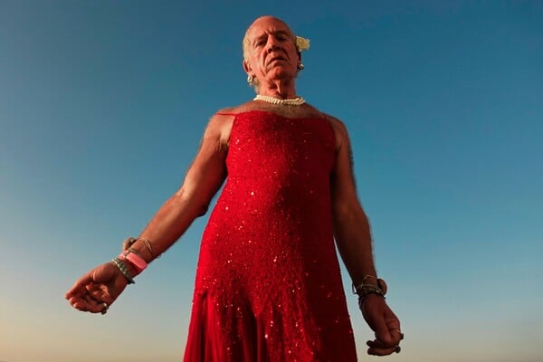  Αν δεν μπορείς να μας νικήσεις, θα μας κοιτάς/ από τον Πάνο Μιχαήλ