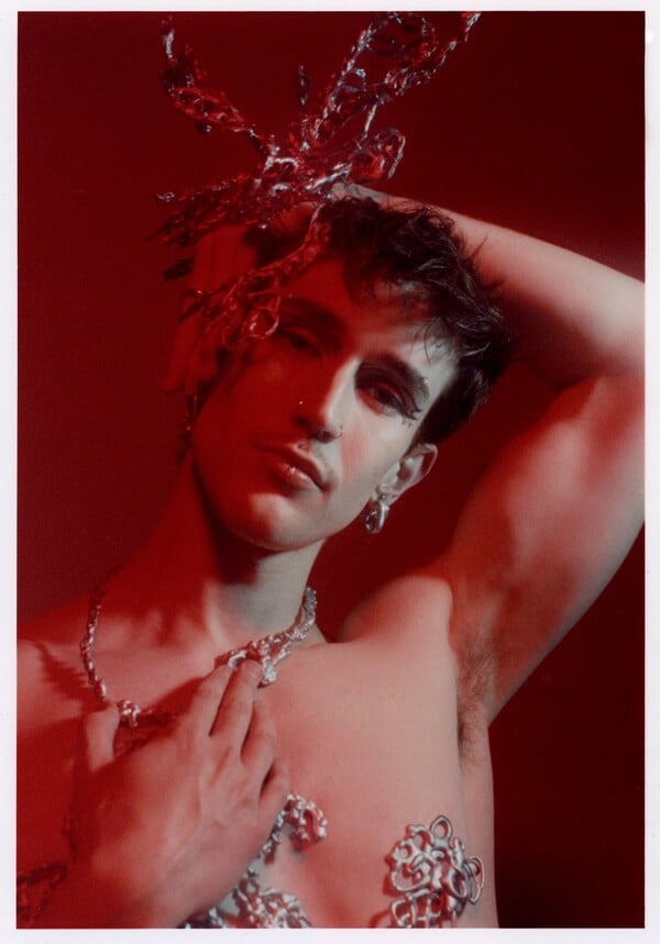  Αν δεν μπορείς να μας νικήσεις, θα μας κοιτάς/ από τον Πάνο Μιχαήλ